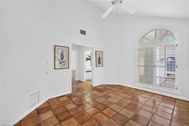700 HOLLYBRIAR LN, Naples, FL 34108