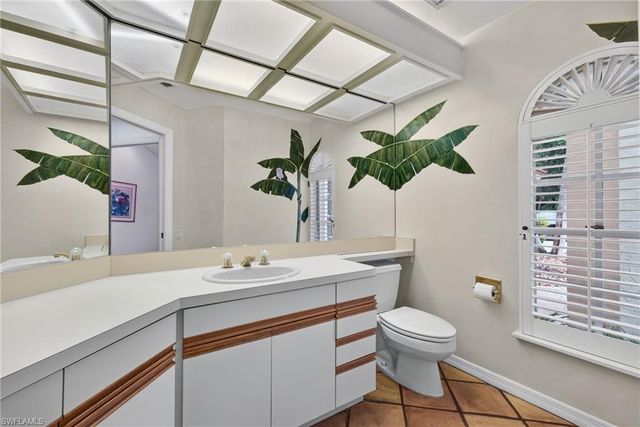 700 HOLLYBRIAR LN, Naples, FL 34108