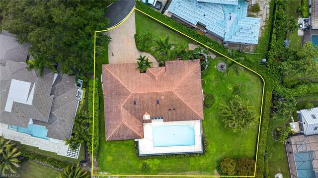 700 HOLLYBRIAR LN, Naples, FL 34108