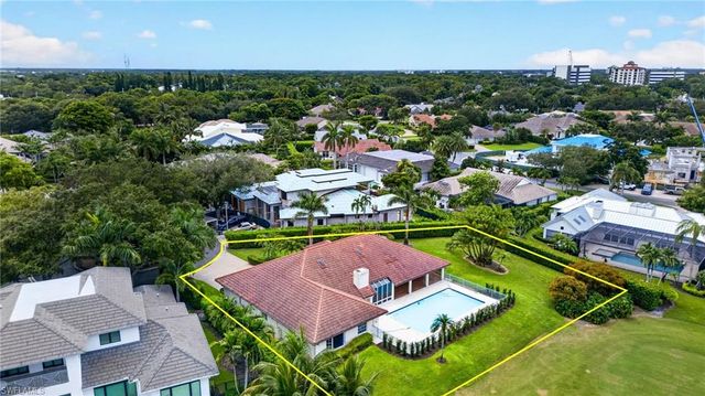 700 HOLLYBRIAR LN, Naples, FL 34108