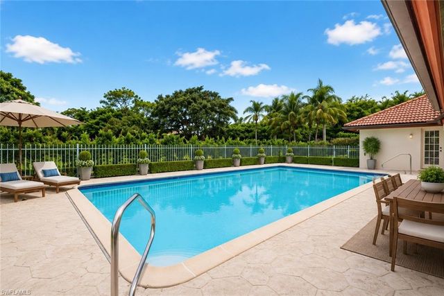 700 HOLLYBRIAR LN, Naples, FL 34108