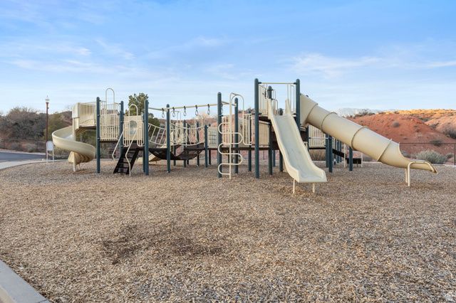 2182 N CANYON GREENS DR, Washington, UT 84780