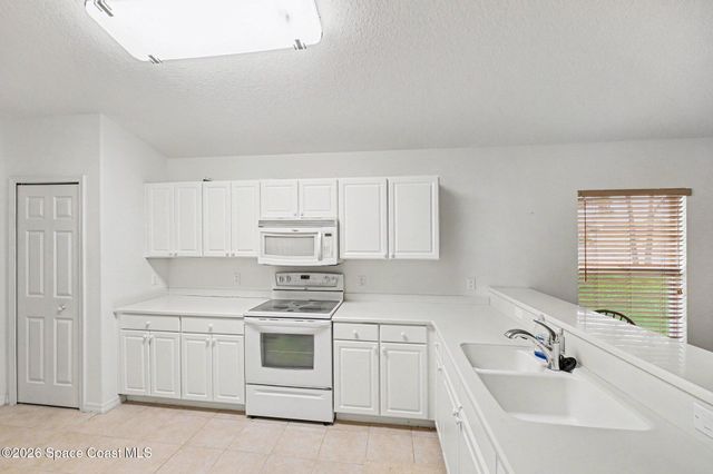 952 Tavernier Circle NE, Palm Bay, FL 32905