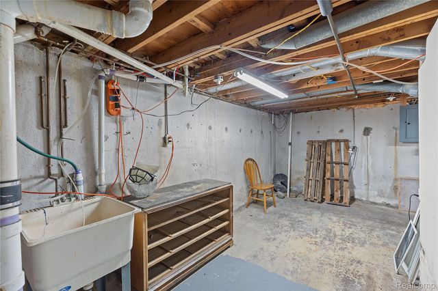 9274 Chamberlain Street, Romulus, MI 48174