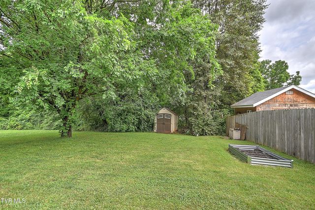 104 Phillip Drew Court, Johnson City, TN 37604
