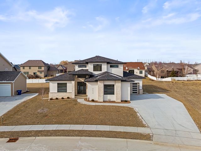 6638 Pelican Street, Bettendorf, IA 52722