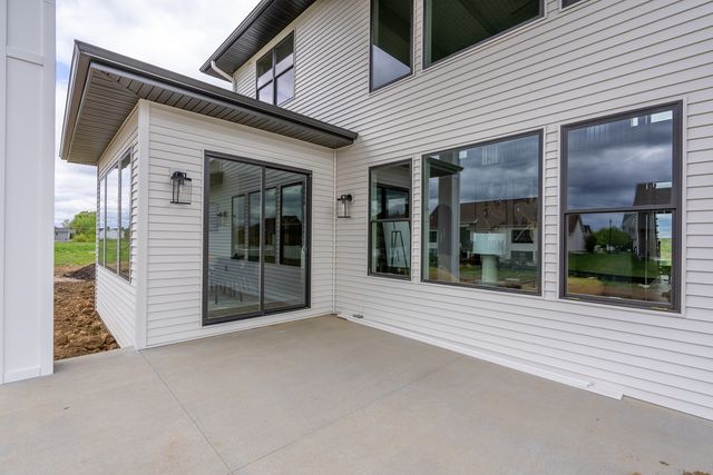 6638 Pelican Street, Bettendorf, IA 52722