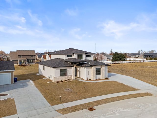 6638 Pelican Street, Bettendorf, IA 52722