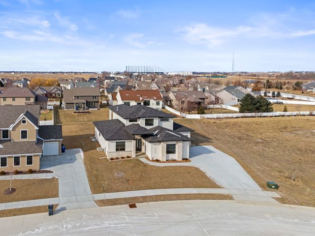 6638 Pelican Street, Bettendorf, IA 52722