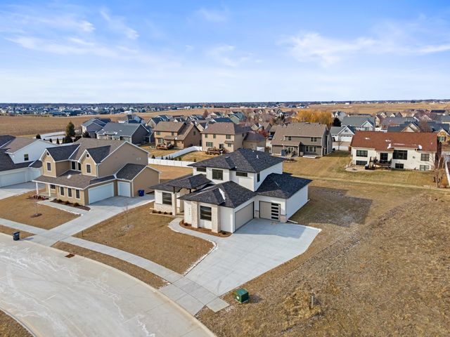 6638 Pelican Street, Bettendorf, IA 52722