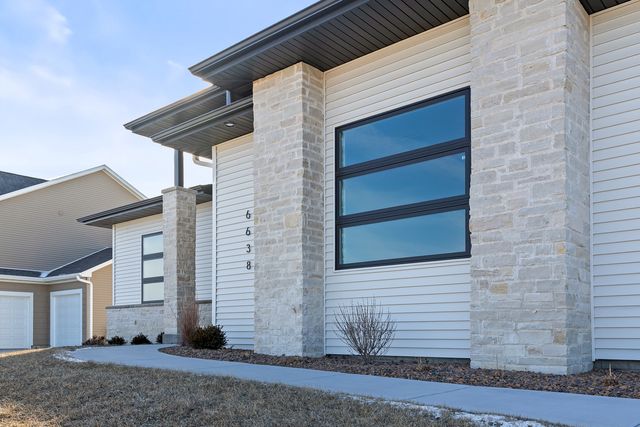 6638 Pelican Street, Bettendorf, IA 52722