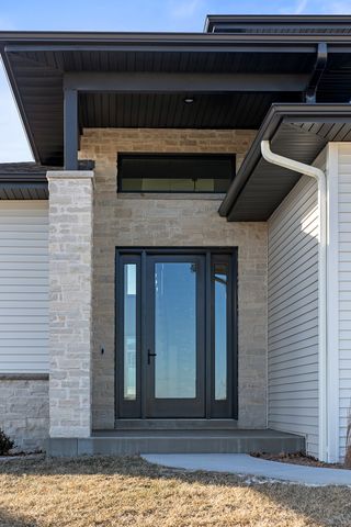 6638 Pelican Street, Bettendorf, IA 52722