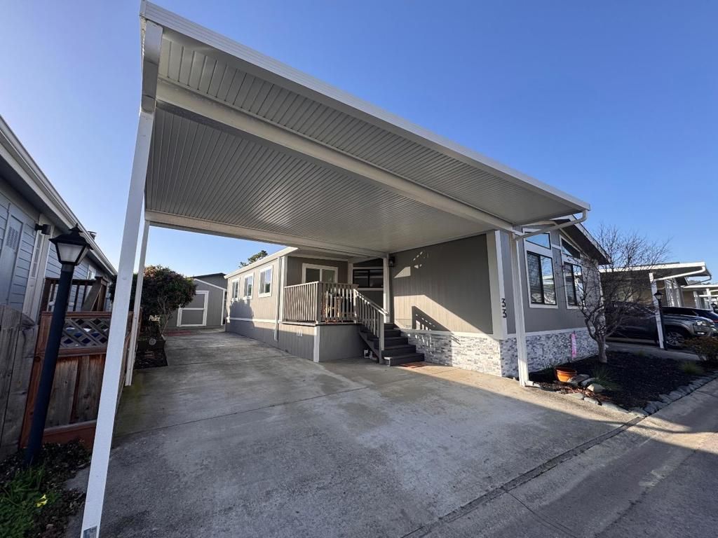 Image 3 of property listing at 33 Sailfish Court, Half Moon Bay, CA 94019