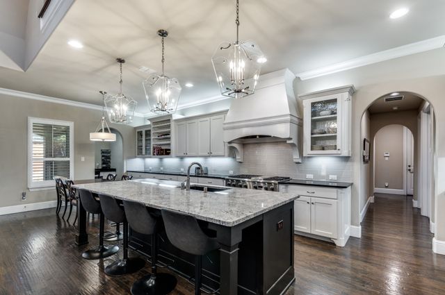 647 Fountainview Drive, Irving, TX 75039