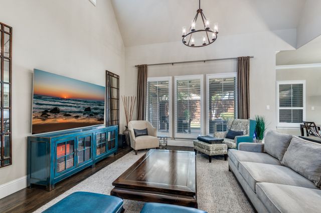 647 Fountainview Drive, Irving, TX 75039