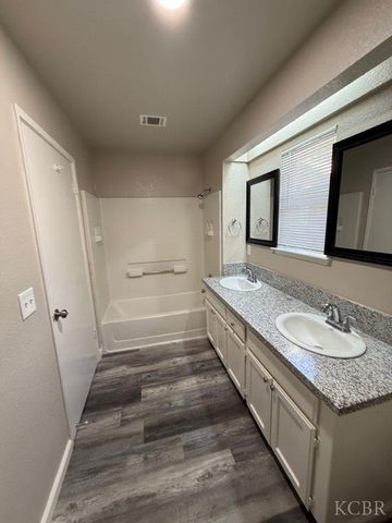 7127 N Antioch Avenue, Fresno, CA 93722