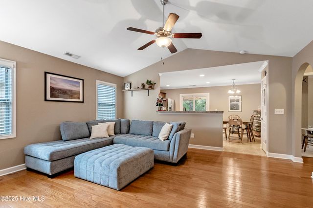 415 Ridgeway Drive, Sneads Ferry, NC 28460