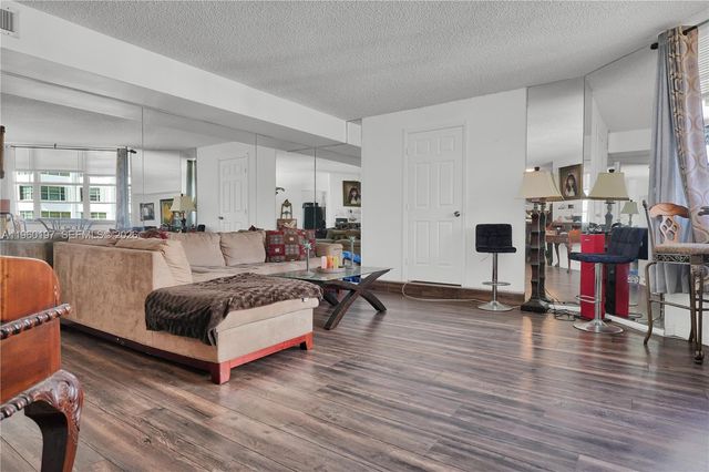 905 Brickell Bay Dr 1121, Miami, FL 33131