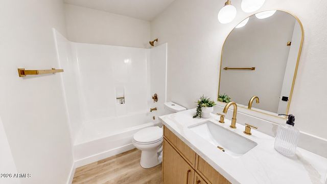 2868 E CLARENDON Avenue, Phoenix, AZ 85016