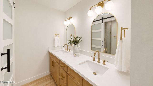 2868 E CLARENDON Avenue, Phoenix, AZ 85016
