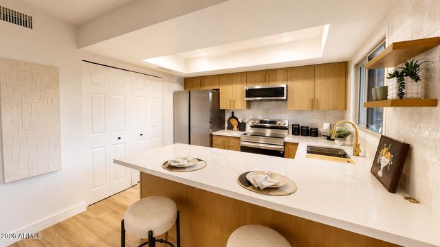 2868 E CLARENDON Avenue, Phoenix, AZ 85016