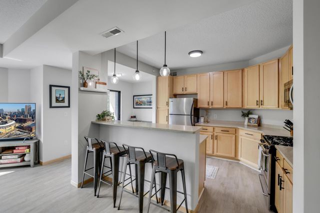 2565 Franklin Avenue 207, Saint Paul, MN 55114