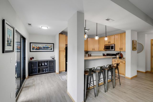 2565 Franklin Avenue 207, Saint Paul, MN 55114