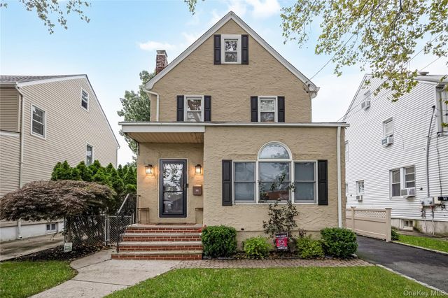 10 York Place, Williston Park, NY 11596