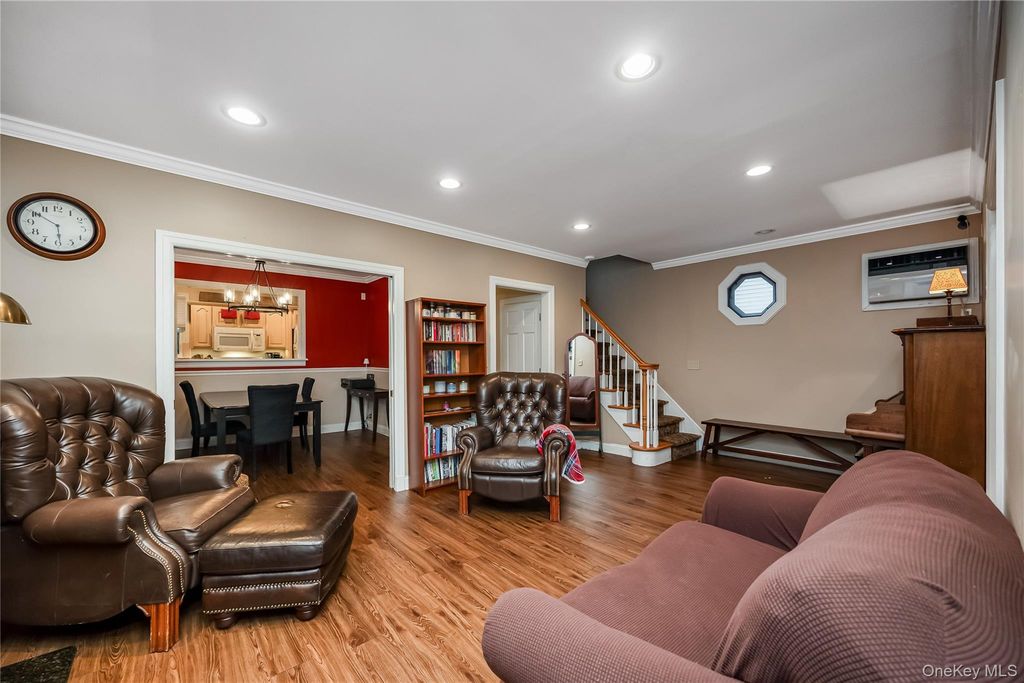 10 York Place, Williston Park, NY 11596 — photo 3