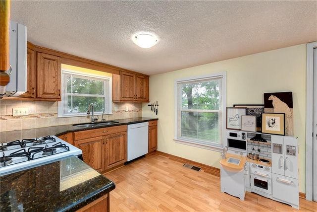 8917 W 51st Street, Merriam, KS 66203