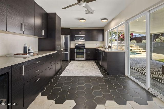 2432 E PIESTEWA PEAK Drive, Phoenix, AZ 85016