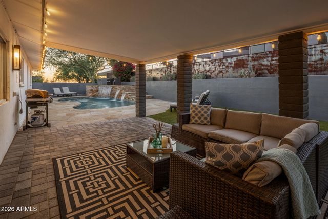 2432 E PIESTEWA PEAK Drive, Phoenix, AZ 85016