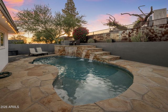 2432 E PIESTEWA PEAK Drive, Phoenix, AZ 85016