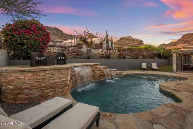2432 E PIESTEWA PEAK Drive, Phoenix, AZ 85016