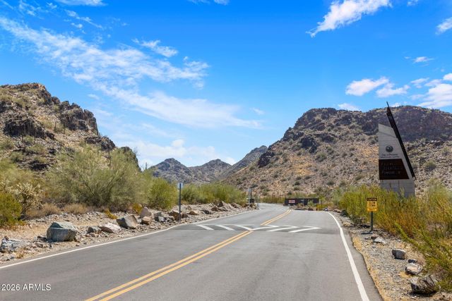 2432 E PIESTEWA PEAK Drive, Phoenix, AZ 85016