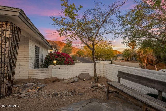 2432 E PIESTEWA PEAK Drive, Phoenix, AZ 85016