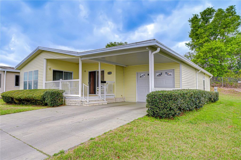 Image 40 of property listing at 37232 NEUKOM AVENUE, Zephyrhills, FL 33541