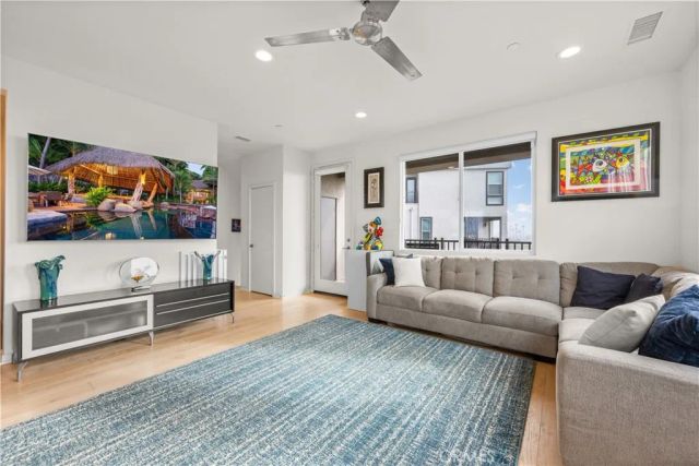 1068 Hampton, Costa Mesa, CA 92627