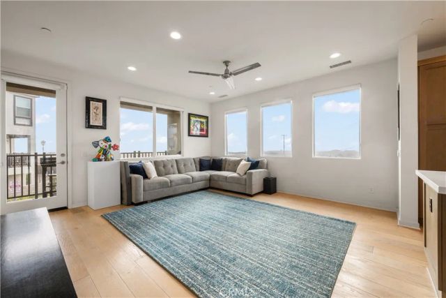 1068 Hampton, Costa Mesa, CA 92627