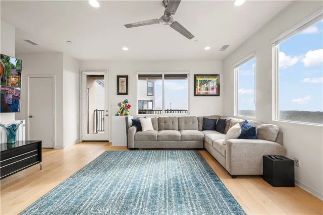 1068 Hampton, Costa Mesa, CA 92627