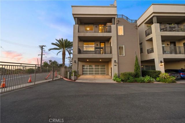1068 Hampton, Costa Mesa, CA 92627