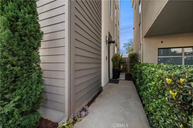 1068 Hampton, Costa Mesa, CA 92627
