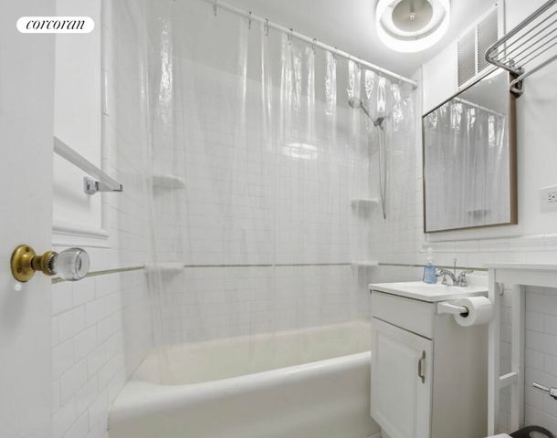 320 E 42nd St Apt 2117, New York City, NY 10017