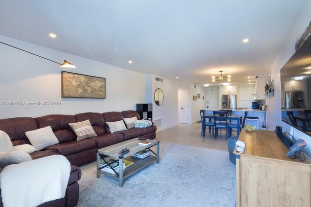 6815 Edgewater Dr 307, Coral Gables, FL 33133