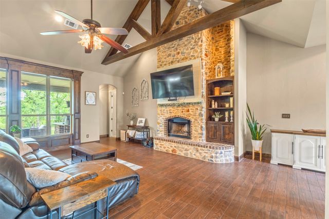 108 Oak Creek Drive, Springtown, TX 76082