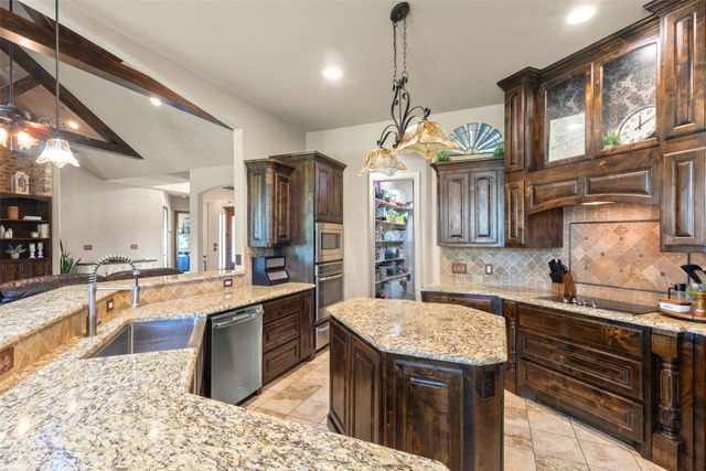108 Oak Creek Drive, Springtown, TX 76082