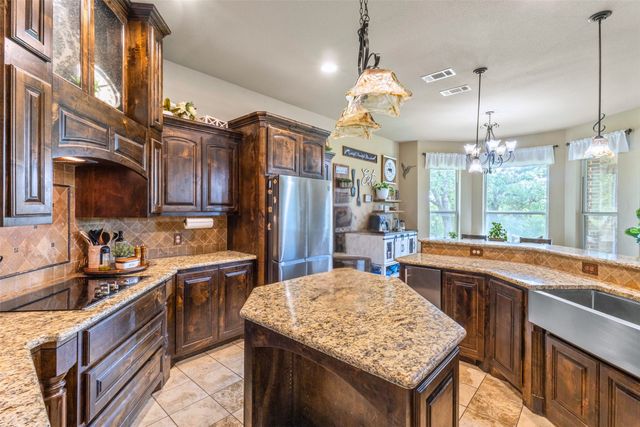 108 Oak Creek Drive, Springtown, TX 76082