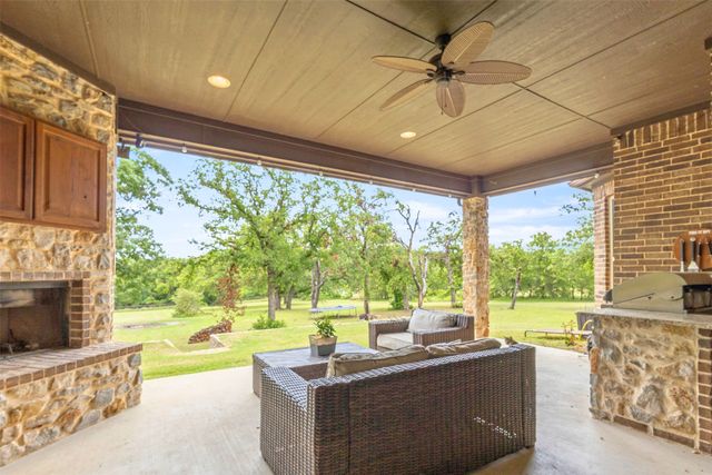 108 Oak Creek Drive, Springtown, TX 76082