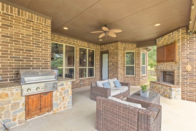 108 Oak Creek Drive, Springtown, TX 76082