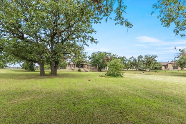 108 Oak Creek Drive, Springtown, TX 76082